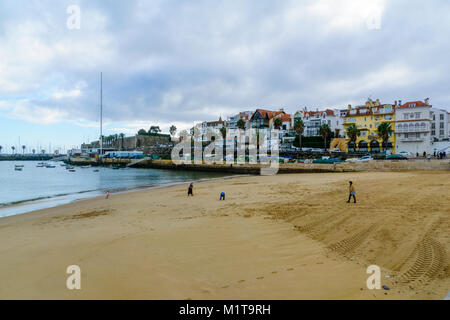 CASCAIS, Portugal - Dezember 28, 2017: Blick auf den Strand von Ribeira, mit Besuchern, in Cascais, Portugal Stockfoto