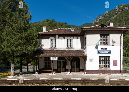 Tsepina, Bulgarien - September 07, 2017: tsepina Bahnhof von Septemvri - dobrinishte Schmalspurbahn durch die Bulgarische Staatsbahn betrieben,, hom Stockfoto