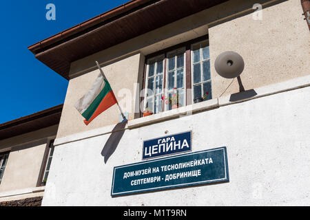 Tsepina, Bulgarien - September 07, 2017: tsepina Bahnhof von Septemvri - dobrinishte Schmalspurbahn durch die Bulgarische Staatsbahn betrieben,, hom Stockfoto