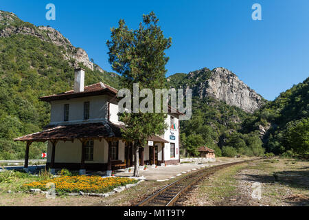 Tsepina, Bulgarien - September 07, 2017: tsepina Bahnhof von Septemvri - dobrinishte Schmalspurbahn durch die Bulgarische Staatsbahn, Home betrieben Stockfoto