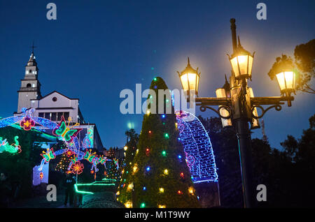 BOGOTA, KOLUMBIEN - Januar 6, 2015: Einige Weihnachten Dekoration oben auf den Berg Monserrate, mit seiner Kirche im Hintergrund. Stockfoto