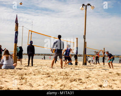 Tel Aviv, Israel. Gruppe von Jugendlichen spielen Volleyball am Strand von Tel Baruch. Stockfoto