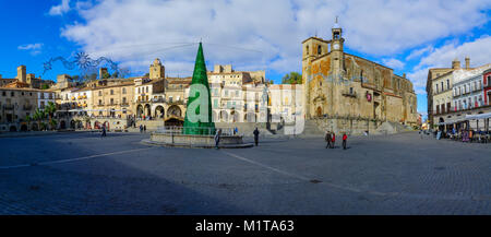 TRUJILLO, SPANIEN - 30. Dezember 2017: Panoramablick auf der Plaza Mayor, San Martin Kirche, einen Weihnachtsbaum, Einheimische und Besucher, in Trujillo, Extrem Stockfoto