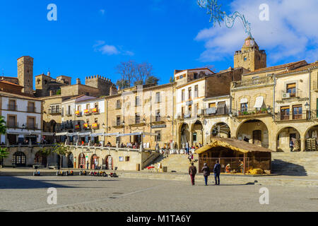 TRUJILLO, SPANIEN - 30. Dezember 2017: Szene von Plaza Mayor, mit Einheimischen und Besuchern, in Trujillo, Extremadura, Spanien Stockfoto