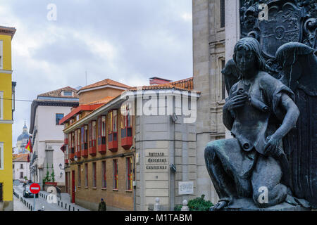 MADRID, Spanien - 31. Dezember 2017: Das Denkmal für die Opfer des Angriffs gegen Alfonso XIII, mit Fußgängern, in Madrid, Spanien Stockfoto