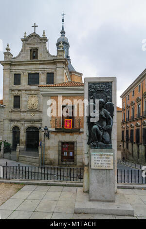 MADRID, Spanien - 31. Dezember 2017: Das Denkmal für die Opfer des Angriffs gegen Alfonso XIII, mit Fußgängern, in Madrid, Spanien Stockfoto