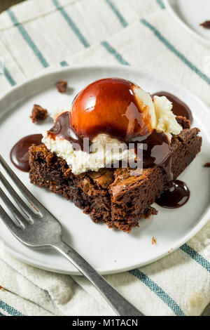Doppel Dark Chocolate Brownies mit Eis Stockfoto