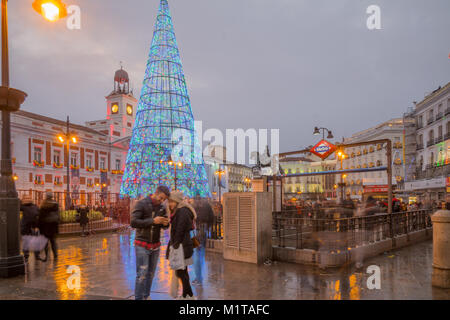 MADRID, Spanien - 31. Dezember 2017: Szene von Puerta del Sol Platz, mit einem Weihnachtsbaum, Einheimische und Besucher, in Madrid, Spanien Stockfoto