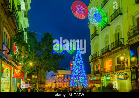 MADRID, Spanien - 31. Dezember 2017: Szene von Puerta del Sol Platz, mit einem Weihnachtsbaum, Einheimische und Besucher, in Madrid, Spanien Stockfoto