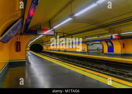 MADRID, Spanien - 1. JANUAR 2018: Der U-Bahnhof Bilbao, Madrid, Spanien Stockfoto