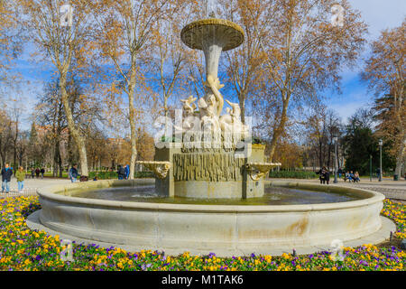 MADRID, Spanien - Januar 1, 2018: Blick auf die Fuente (Brunnen) de los Galapagos, mit Einheimischen und Besucher, im Parque del Buen Retiro, Madrid, Spanien Stockfoto