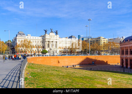 MADRID, Spanien - Januar 1, 2018: Blick auf das Landwirtschaftsministerium Gebäude, mit Einheimischen und Besuchern, in Madrid, Spanien Stockfoto