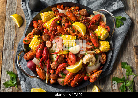 Hausgemachte südlichen Panzerkrebsblutgeschwür mit Kartoffeln, Wurst und Mais Stockfoto