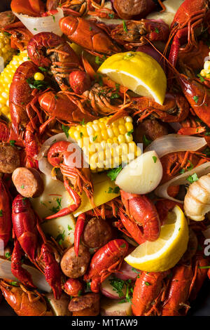 Hausgemachte südlichen Panzerkrebsblutgeschwür mit Kartoffeln, Wurst und Mais Stockfoto