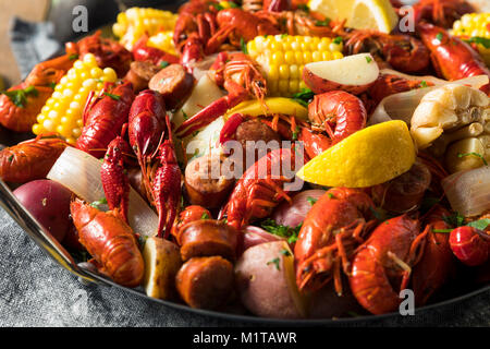 Hausgemachte südlichen Panzerkrebsblutgeschwür mit Kartoffeln, Wurst und Mais Stockfoto