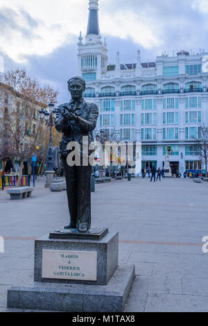 MADRID, Spanien - 1. JANUAR 2018: Szene von Plaza de Santa Ana, mit Federico Garcia Lorca Denkmal, Einheimische und Besucher, in Madrid, Spanien Stockfoto