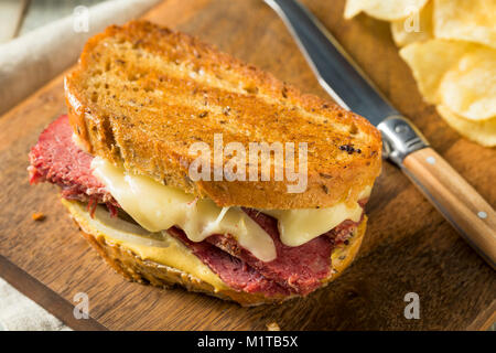 Herzhafte hausgemachte Corned Beef Reuben Sandwich mit Senf und Käse Stockfoto