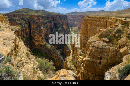 Große Pause in der Erdkruste in der Iranischen Berge, orange steilen Hänge der großen Höhe, der blaue Himmel Stockfoto