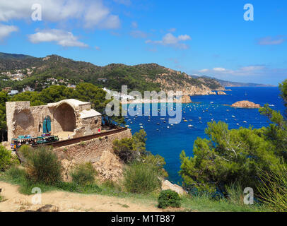 Blick auf die alte Kirche und die Küste in Tossa de Mar, Spanien. Tossa de Mar ist eine der meist besuchten Städte in Costa Brava Girona in den Ferien. Stockfoto