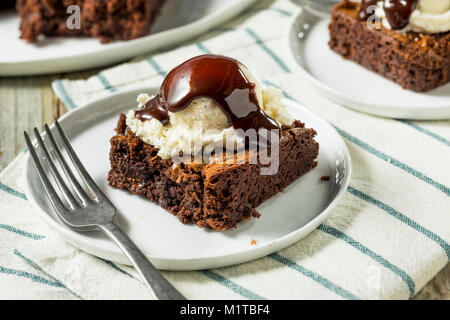 Doppel Dark Chocolate Brownies mit Eis Stockfoto