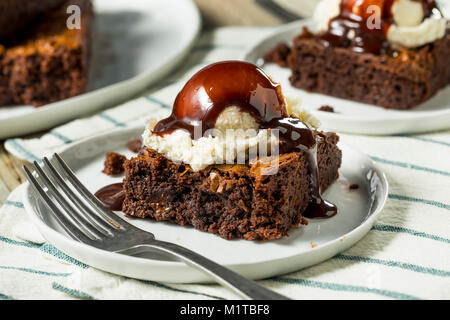Doppel Dark Chocolate Brownies mit Eis Stockfoto
