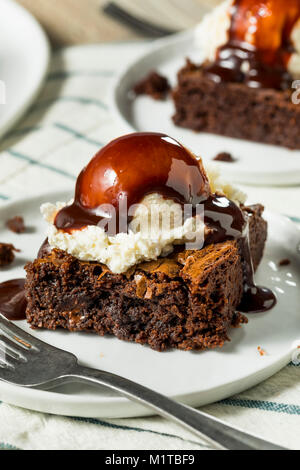 Doppel Dark Chocolate Brownies mit Eis Stockfoto