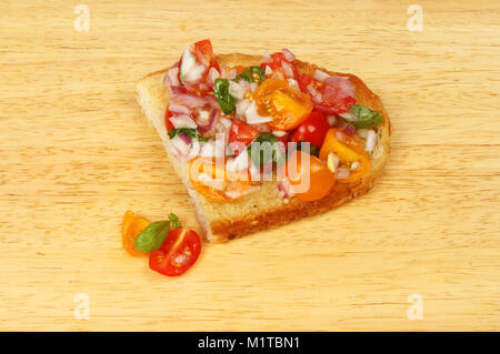 Tomaten Bruschetta auf einer hölzernen Schneidebrett Stockfoto