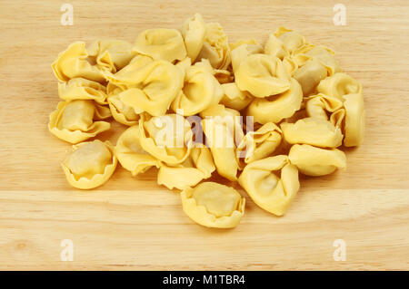 Raw tortelloni Nudeln auf einer hölzernen Schneidebrett Stockfoto