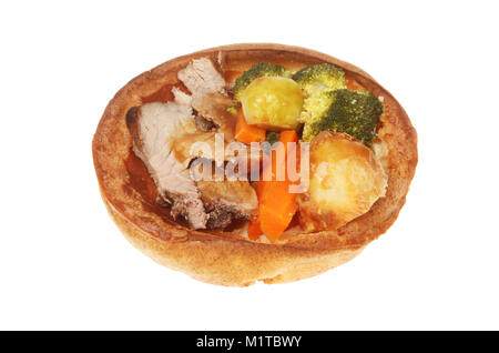 Roastbeef Abendessen in einem riesigen Yorkshire Pudding isoliert gegen Weiße Stockfoto