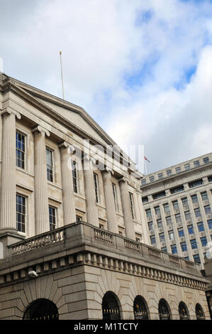 Eine alte geaorgian im Zentrum von London auf der Nordseite der London Bridge in der Nähe der Themse und dem gegenüberliegenden Haus nach Adelaide. Stockfoto
