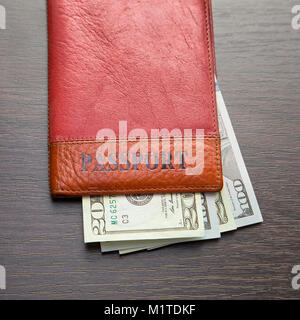 Reisepass mit Geld liegen auf einem Holztisch Stockfoto