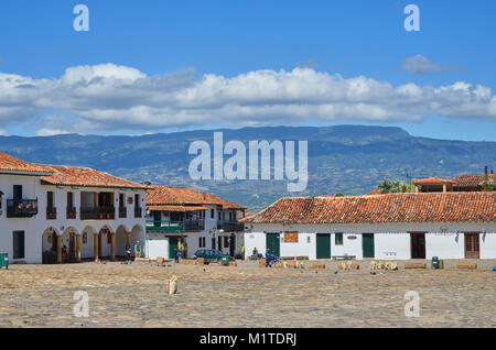 BOYACA, KOLUMBIEN - Januar 23, 2014: Ein Blick auf einige Gebäude und Berge vom Hauptplatz von Villa de Leyva, Kolumbien. Stockfoto