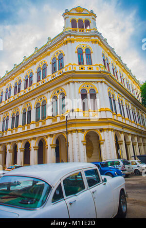 Havanna, Kuba - Dez 4, 2015: städtische Szene mit bunten kolonialen Gebäuden und vintage American Auto in die Altstadt von Havanna Straße geparkt Stockfoto