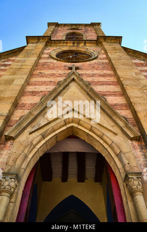 BOYACA, KOLUMBIEN - Januar 23, 2014: Die Kirche von Raquira von unten gesehen. Stockfoto