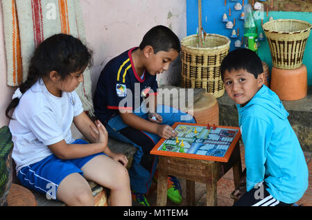 BOYACA, KOLUMBIEN - Januar 23, 2014: Bescheidene Kinder Spaß, Spielen auf der Straße in Raquira. Stockfoto