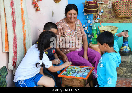 BOYACA, KOLUMBIEN - Januar 23, 2014: eine bescheidene Familie Spaß auf der Straße in Raquira. Stockfoto