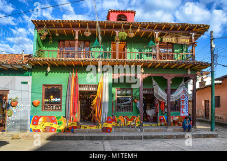 BOYACA, KOLUMBIEN - Januar 23, 2014: Blick auf ein Hotel und einige Geschäfte in Raquira. Stockfoto