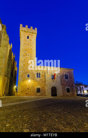 Sonnenuntergang Blick auf den Turm der Las Ciguenas Palace, in Caceres, Extremadura, Spanien Stockfoto