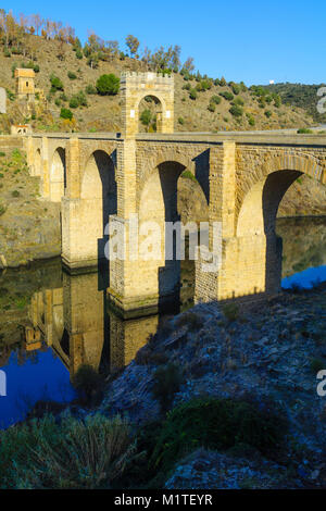 Ansicht der Alcantara Bridge, einer Römischen Steinbogen Brücke über den Tejo gebaut, in der Extremadura, Spanien Stockfoto