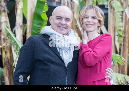 Rom, Italien. 01 Feb, 2018. Italienische Schauspieler Luca Zingaretti und italienische Schauspielerin Sonia Bergamasco Fotoauftrag der italienischen TV-Serie "Il Commissario Montalbano" Credit: Matteo Nardone/Pacific Press/Alamy leben Nachrichten Stockfoto