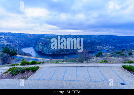 Blick auf den Fluss Douro von Miranda do Douro, Portugal Stockfoto