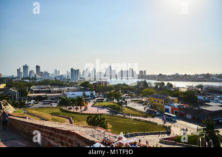 CARTAGENA, KOLUMBIEN - Januar 28, 2014: Blick auf die Stadt Cartagena aus der Burg San Felipe. Stockfoto