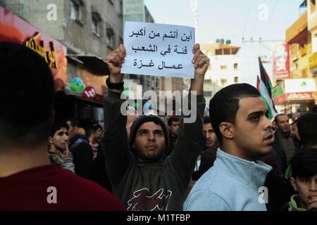 Gaza, Palästina. 01 Feb, 2018. Anhänger der Volksfront für die Befreiung Palästinas (PFLP) Protest in Unterstützung der Bemühungen um Aussöhnung zwischen den nationalen politischen Partei Fatah und der islamistischen Rivalen Hamas sowie anspruchsvolle bessere Lebensbedingungen, in Jabalia, nördlich von Gaza, Gazastreifen. Credit: Ramez Habboub/Pacific Press/Alamy leben Nachrichten Stockfoto