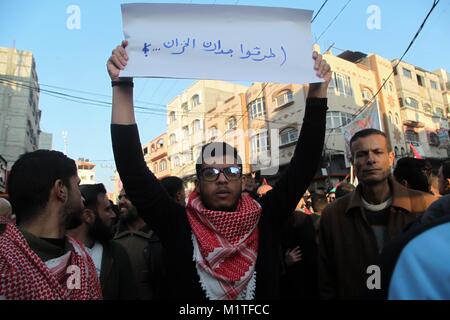 Gaza, Palästina. 01 Feb, 2018. Anhänger der Volksfront für die Befreiung Palästinas (PFLP) Protest in Unterstützung der Bemühungen um Aussöhnung zwischen den nationalen politischen Partei Fatah und der islamistischen Rivalen Hamas sowie anspruchsvolle bessere Lebensbedingungen, in Jabalia, nördlich von Gaza, Gazastreifen. Credit: Ramez Habboub/Pacific Press/Alamy leben Nachrichten Stockfoto