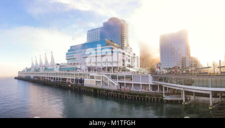 VANCOUVER - Jan 13, 2018: Panoramablick auf Canada Place und Cruise Ship Port in Vancouver, British Columbia, Kanada, während der Morgenstunden. Stockfoto