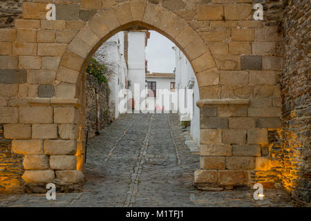Anzeigen der Guadalquivir Tor in den alten Mauern von Monsaraz, Portugal Stockfoto