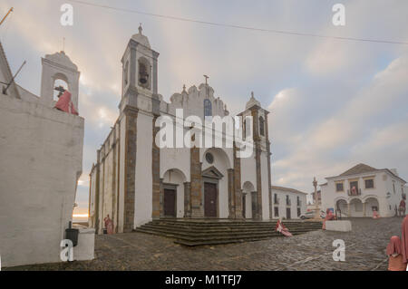 Sonnenaufgang Blick von Unserer Lieben Frau von der Lagune Kirche, in Monsaraz, Portugal Stockfoto
