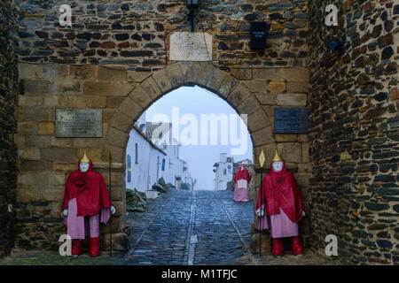 Blick auf die Stadt Tor im historischen Dorf, in Monsaraz, Portugal Stockfoto