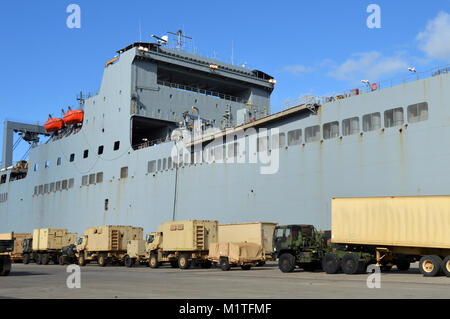 Fahrzeuge zur 25 Infanterie Division, warten an Bord der USNS Mendonca, Bob Hope-Klasse Groß, Medium-Speed Roll-on/Roll-off-geladen (LMSR) Schiff, Joint Base Pearl Harbor-Hickam, Hawaii, am Jan. 4, 2018. Fahrzeuge und Geräte aus dem 25-ID geliefert zu Texas am Joint Readiness Training Center in Fort Polk, Louisiana, später im Monat. (U.S. Armee Stockfoto