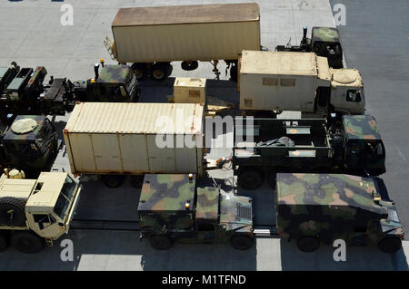 Fahrzeuge zur 25 Infanterie Division, warten Sie etwa die USNS Mendonca, Bob Hope-Klasse Groß, Medium-Speed Roll-on/Roll-off-geladen (LMSR) Schiff, Joint Base Pearl Harbor-Hickam, Hawaii, am Jan. 4, 2018. Fahrzeuge und Geräte aus dem 25-ID geliefert zu Texas am Joint Readiness Training Center in Fort Polk, Louisiana, später im Monat. (U.S. Armee Stockfoto